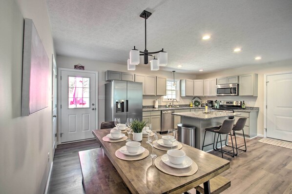 Microwave, oven, stovetop, dishwasher - Stunning New Market Home w/ Mtn Views & Hot Tub! (Edinburg)