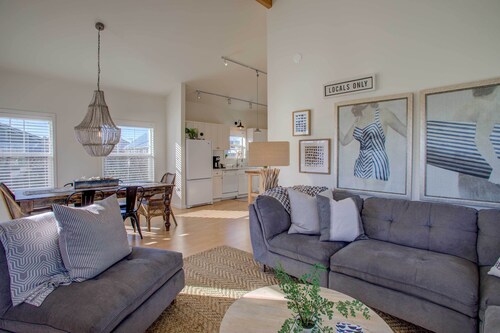Walk to Ocean! Chic 'summer House Cottage'