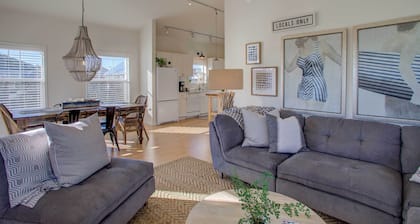Walk to Ocean! Chic 'summer House Cottage'