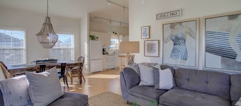 Walk to Ocean! Chic 'summer House Cottage'