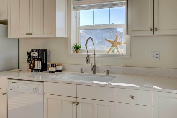 Walk To Ocean! Chic 'Summer House Cottage' - Pacific Beach, WA