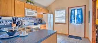 'the Brewer Guesthouse' Tiny Home w/ Patio & Yard!