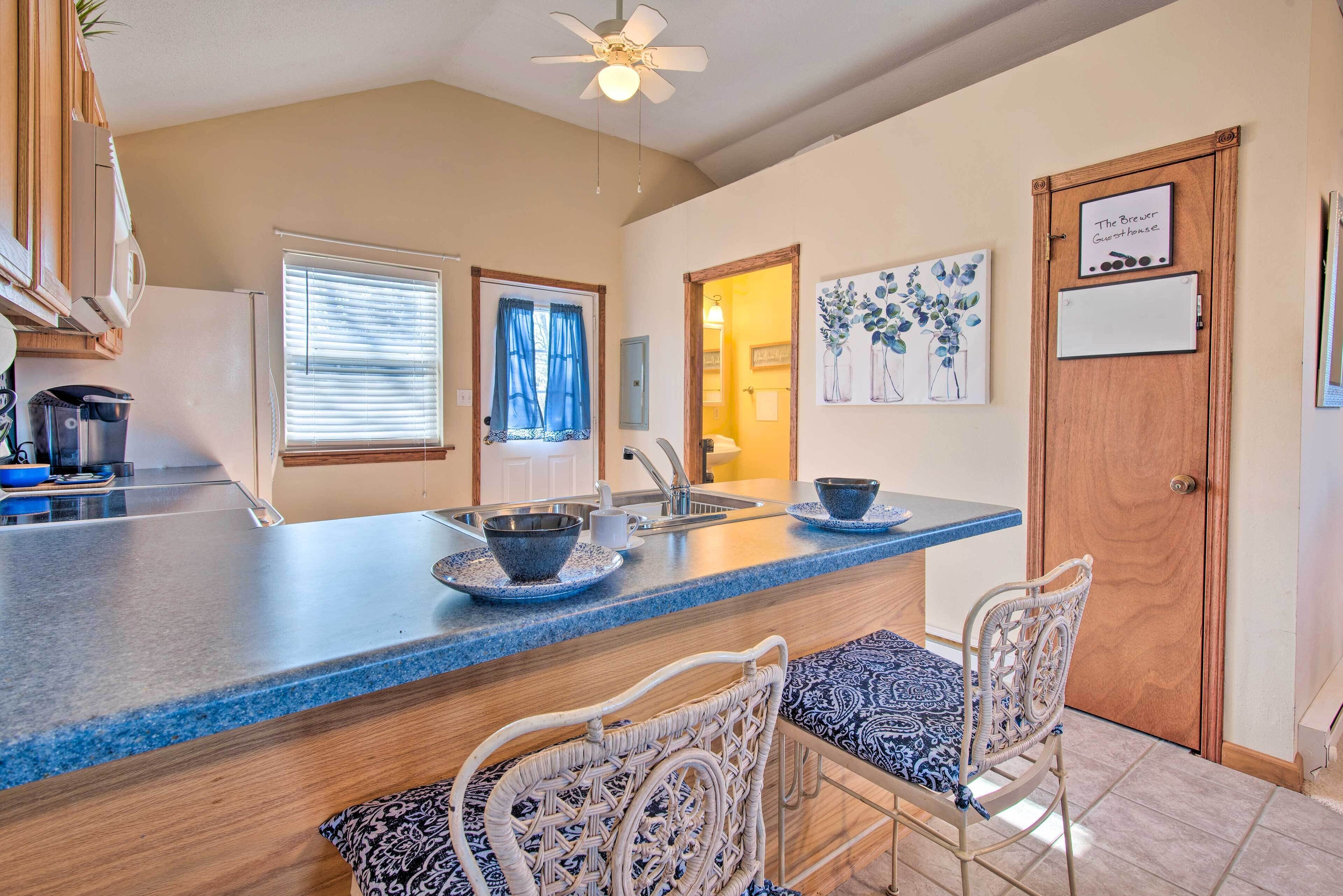 'the Brewer Guesthouse' Tiny Home w/ Patio & Yard!