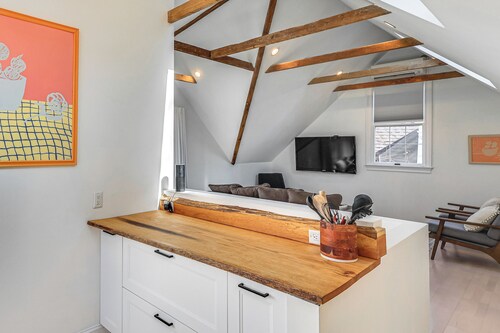 Steps to NYC Train! Charming Carriage House Loft