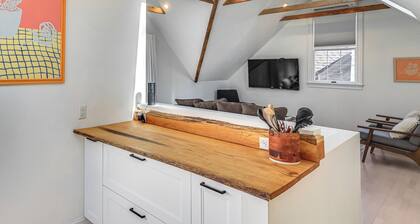 Steps to NYC Train! Charming Carriage House Loft