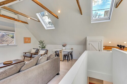 Steps to NYC Train! Charming Carriage House Loft