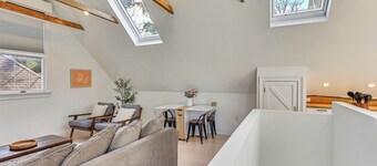 Steps to NYC Train! Charming Carriage House Loft