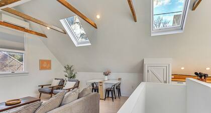 Steps to NYC Train! Charming Carriage House Loft