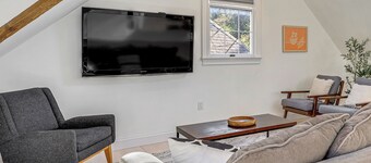 Steps to NYC Train! Charming Carriage House Loft