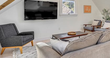 Steps to NYC Train! Charming Carriage House Loft