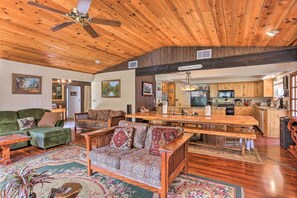 House (4 Bedrooms) | Interior