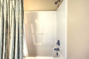 Apartment (2 Bedrooms) | Bathroom - Resort Condo w/ Balcony & Pool Access! (North Myrtle Beach)