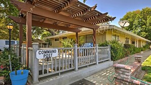 Eine überdachte Veranda mit einem Schild 'COMMAND POST', einer Backsteinmauer und einer Satellitenschüssel.
