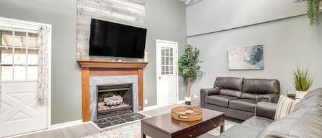 House (4 Bedrooms) | Living area