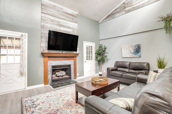 House (4 Bedrooms) | Living area