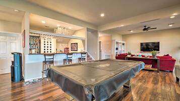 House (4 Bedrooms) | Bar (on property)