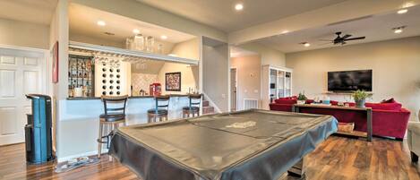 House (4 Bedrooms) | Bar (on property)