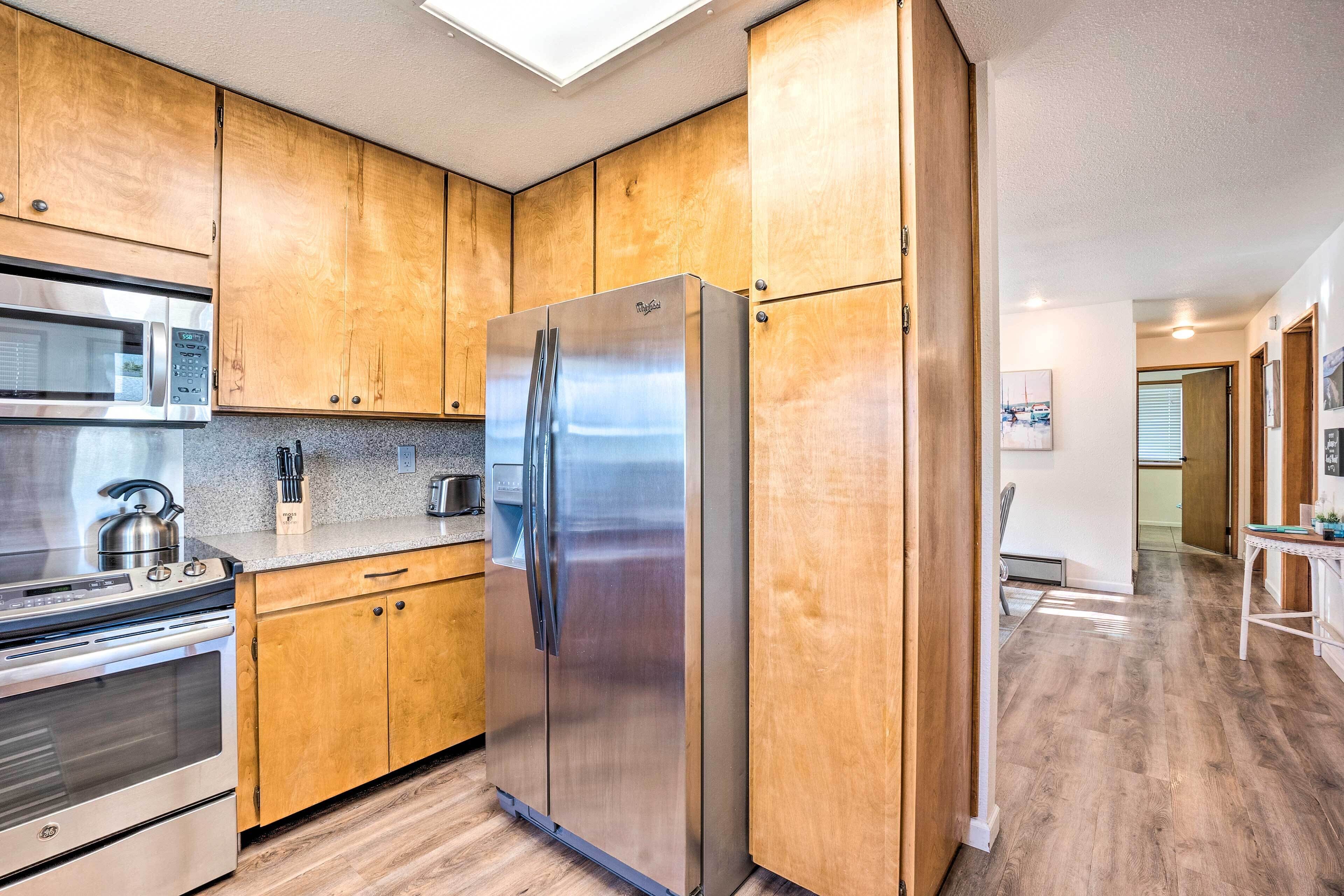 Coastal Haven Getaway ~ 1 Mi to Mill Beach!