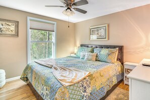 House (2 Bedrooms) | Interior - Quaint Smoky Mountain Cabin - 4 Mi to Gatlinburg! (Gatlinburg)