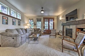 TV, fireplace, video game console, books - Chic House w/ Patio: 2 Blocks to Payette Lake! (McCall)