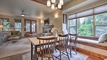 TV, perapian, konsol video game, dan buku