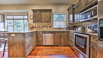 Rumah (3 Bedrooms) | Dapur pribadi | Microwave, oven, kompor, dan mesin pencuci piring