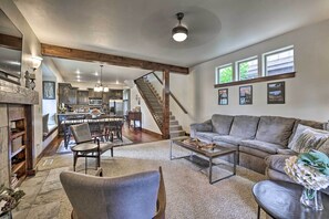 Televisión, chimenea, consola de videojuegos y libros