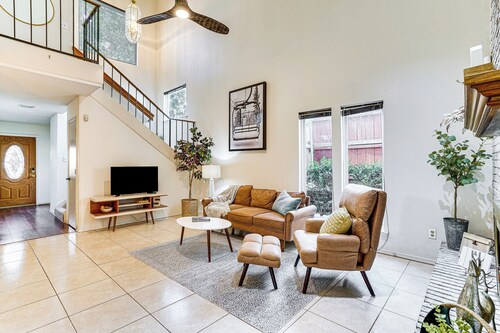 4 Mi to At&t Stadium: Fort Worth Townhome!