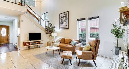 4 Mi to At&t Stadium: Fort Worth Townhome!