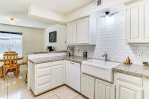 Apartment (3 Bedrooms) | Interior - 4 Mi to At&t Stadium: Townhome in Fort Worth (Fort Worth)