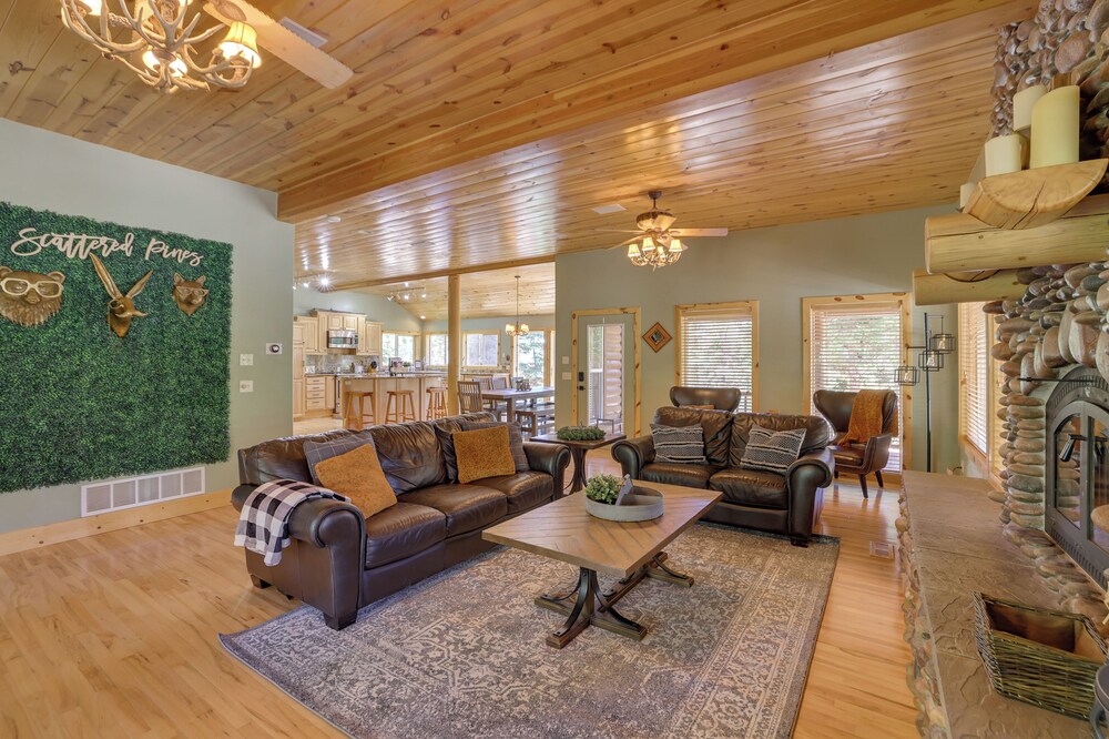 Mountain Escape: Scattered Pines Cabin w/ Deck!