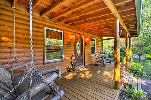Porch & Fire Pit: Rustic Log Cabin in Smokies!