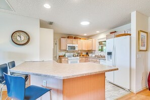 House (2 Bedrooms) | Interior - Home in The Villages w/ Lanai & Private Hot Tub! (The Villages)