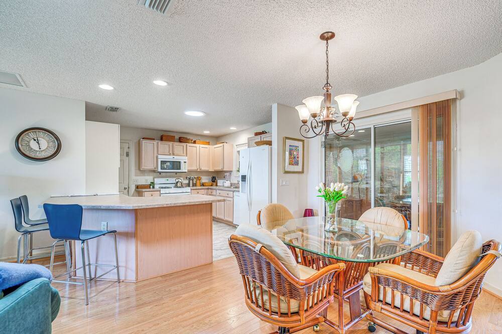 Home in The Villages w/ Lanai & Private Hot Tub! - Summerfield, FL