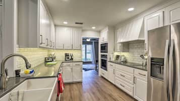 House (4 Bedrooms) | Private kitchen | Microwave, oven, stovetop, dishwasher