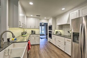 House (4 Bedrooms) | Private kitchen | Microwave, oven, stovetop, dishwasher - Spacious Waco Home ~ 9 Mi to Magnolia Market (Waco)