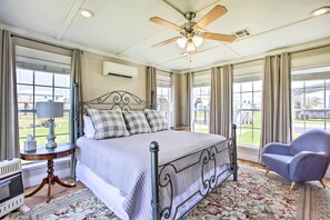 Hus (4 Bedrooms) | 4 sovrum, skrivbord, arbetsyta för laptop och strykjärn/strykbräda