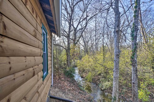 Cozy Knoxville Getaway ~ 8 Mi to Downtown!