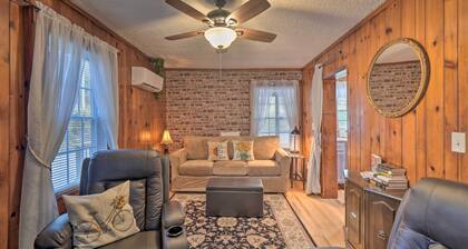 Cozy Knoxville Getaway ~ 8 Mi to Downtown!