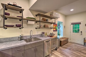 Interior - 7 Mi to Dtwn Asheville: Apartment w/ Patio (Asheville)