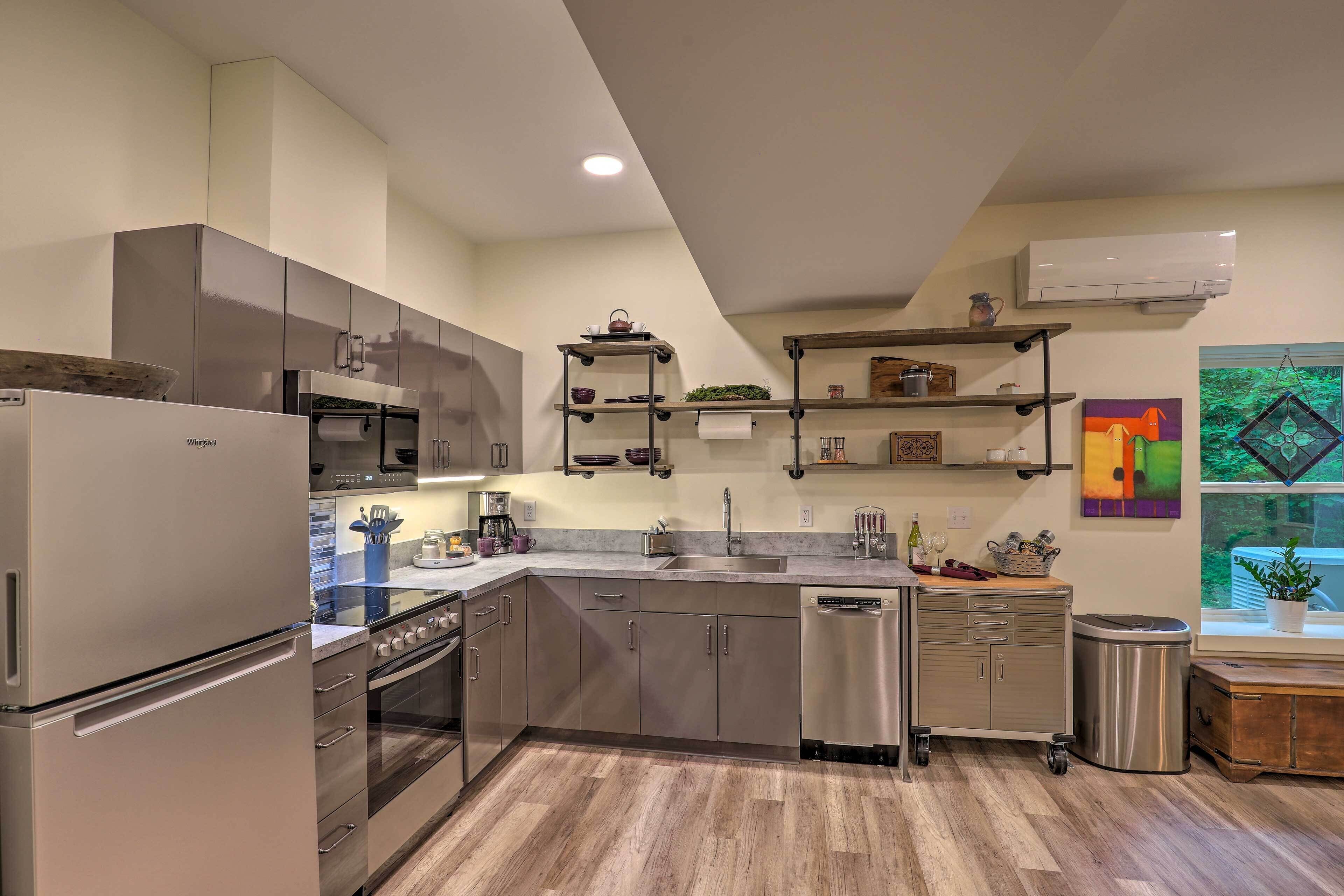 First-floor Asheville Apartment w/ Fire Pit!