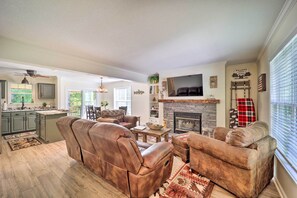 Interior - 9 Mi to Sugar Mountain: Newland Cabin w/ Fire Pit! (Newland)