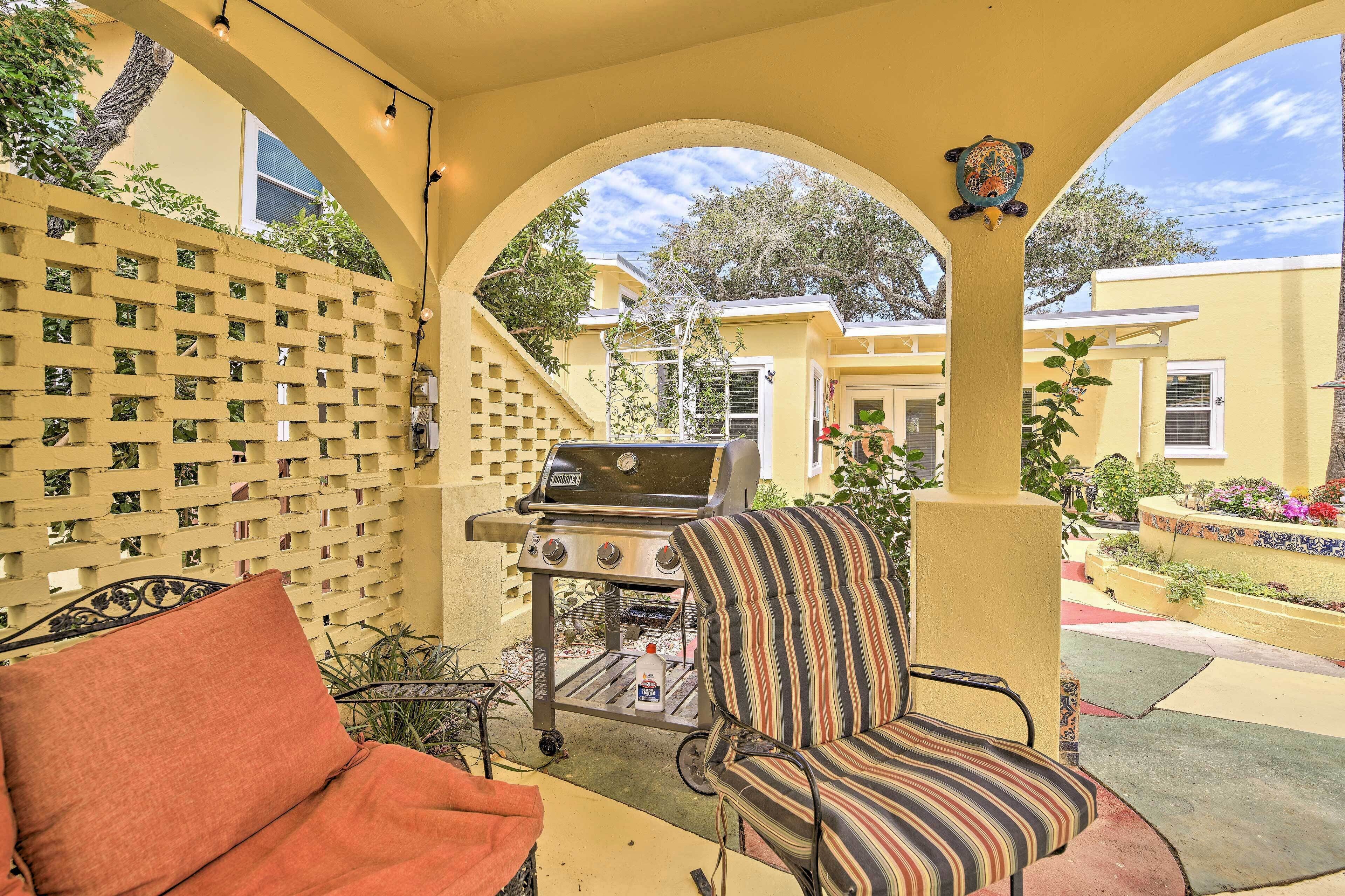 'coastal Cove' w/ Private Deck, 4 Mi to Beach