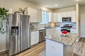 House (2 Bedrooms) | Interior - Sleek Fort Worth Home w/ Covered Patio! (Fort Worth)