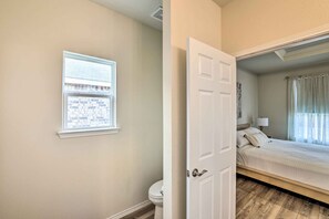 Interior - Sleek Fort Worth Home w/ Covered Patio! (Fort Worth)