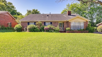 House (4 Bedrooms) | Exterior