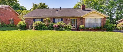 House (4 Bedrooms) | Exterior