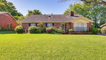 House (4 Bedrooms) | Front of property