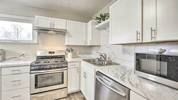 House (3 Bedrooms) | Private kitchen | Microwave, oven, stovetop, dishwasher