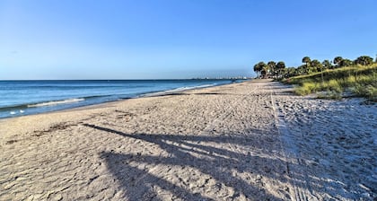 Bright Gulf Coast Escape - 8 Mi to Johns Pass!